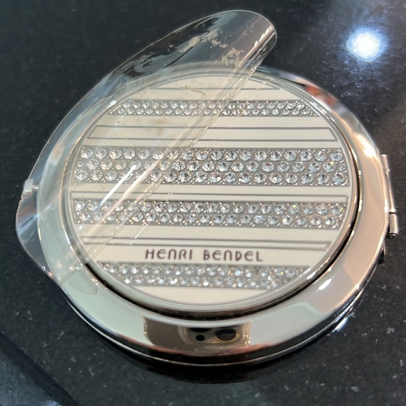 HENRI BENDEL 2 SIDED COMPACT MIRROR with SWAROVSKI CRYSTALS. - Picture 9 of 9